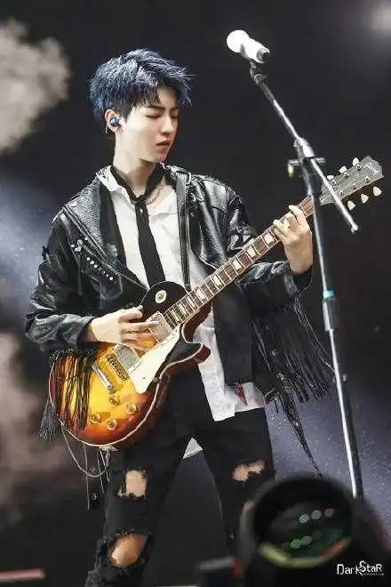 王俊凯弹吉他这姿势帅到没朋友