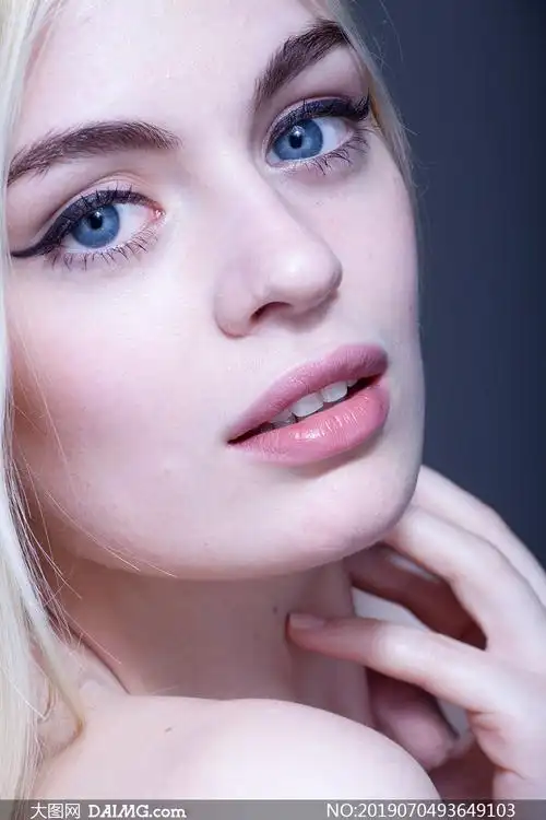 面带微笑的蓝眼睛美女摄影原片素材