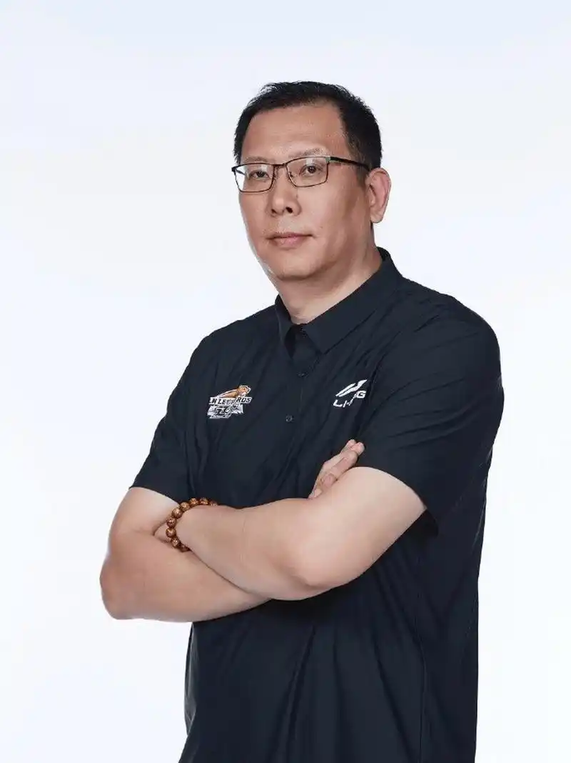 辽宁队助理教练吴乃群近日,杨鸣离队后,不少球迷猜测吴乃群也可能离队