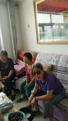 这个代黑镜的是我们寿星,八十岁从北京来参加聚会.太给力了.