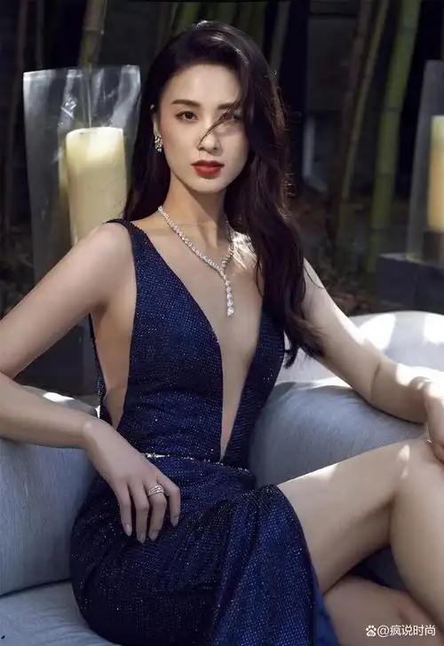 女明星的穿搭,总是格外的张扬醒目.