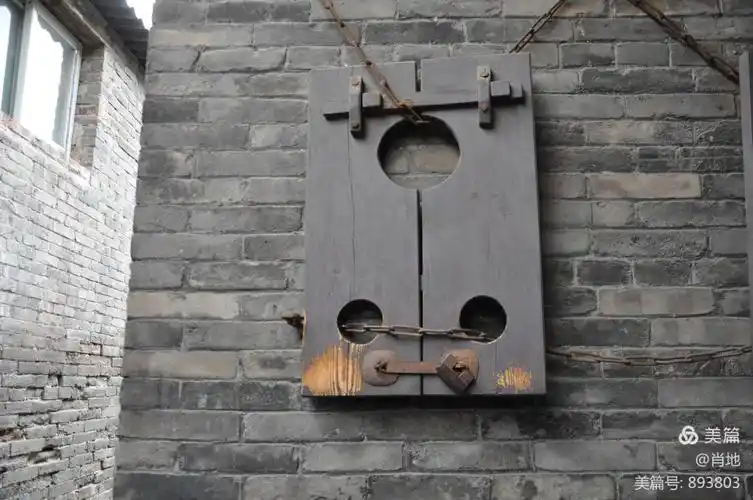 古代的木型手铐,头铐连体.