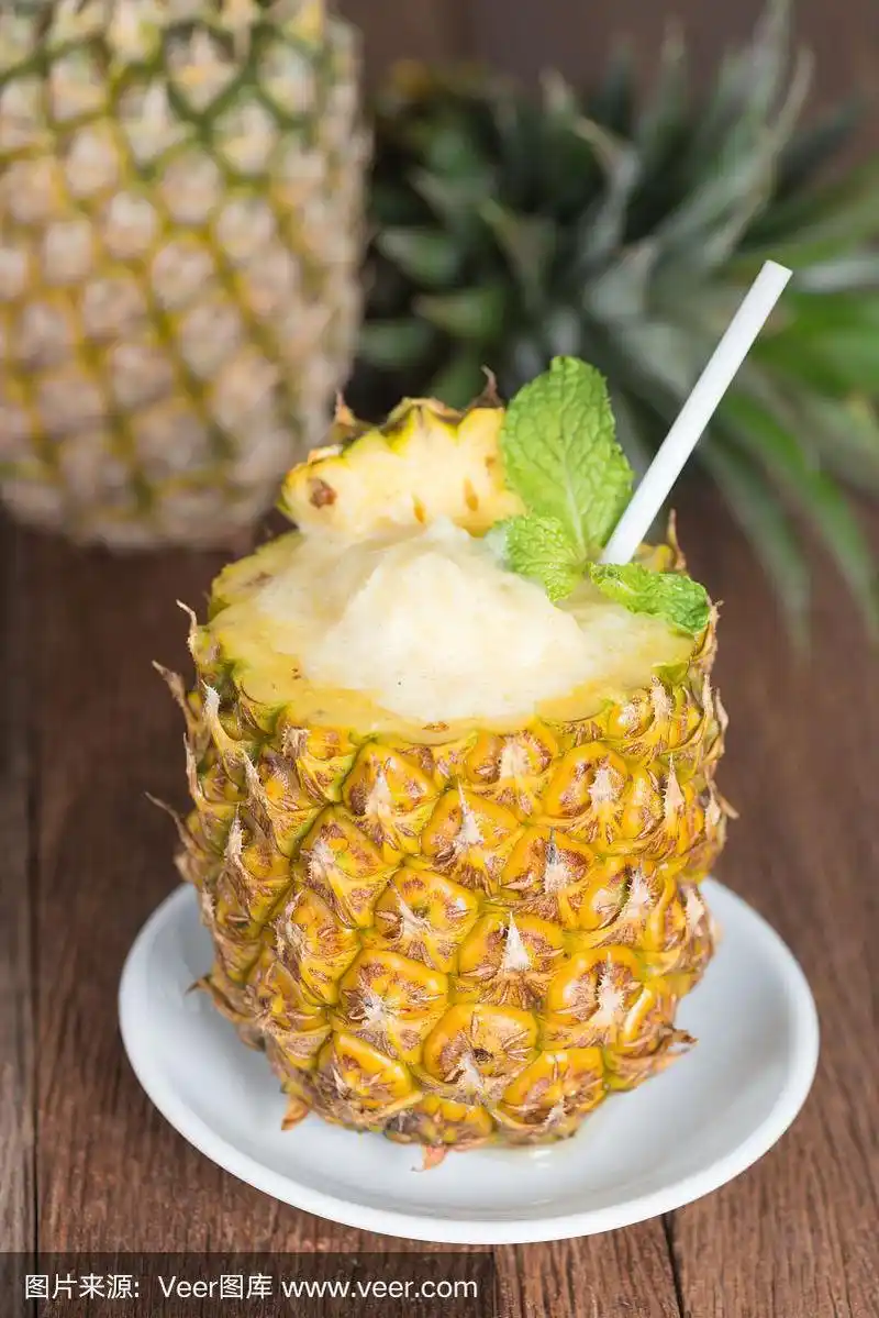 热带饮料,菠萝冰沙与新鲜菠萝.