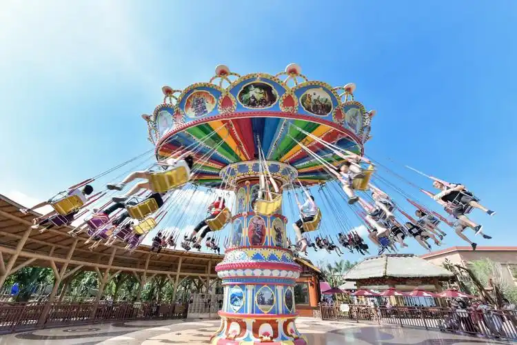 这个飞椅是亲亲的最爱,一连坐了三次!