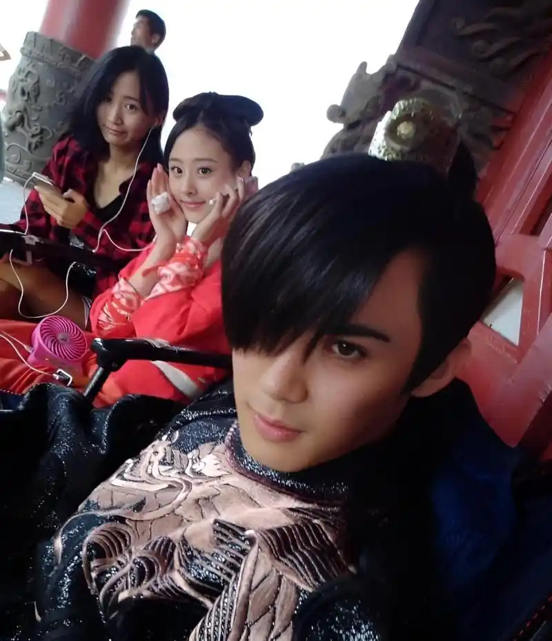 就是最后面那位穿红色衣服,戴着耳机的美女,她就是任嘉伦的妻子聂欢!