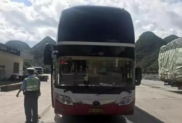 准驾车型:a1a2)驾驶云hm35**号大型卧铺客车行驶行驶至广昆高速964