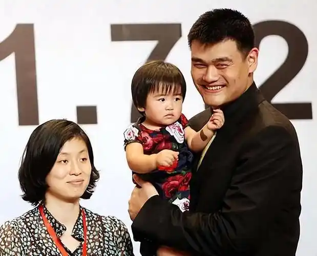 姚明家人近况43岁老婆皮肤光滑身材苗条14岁女儿身高超1米9