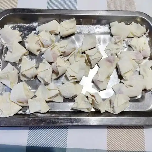 第12步,包好的清汤散放在托盘上.开始烧水.