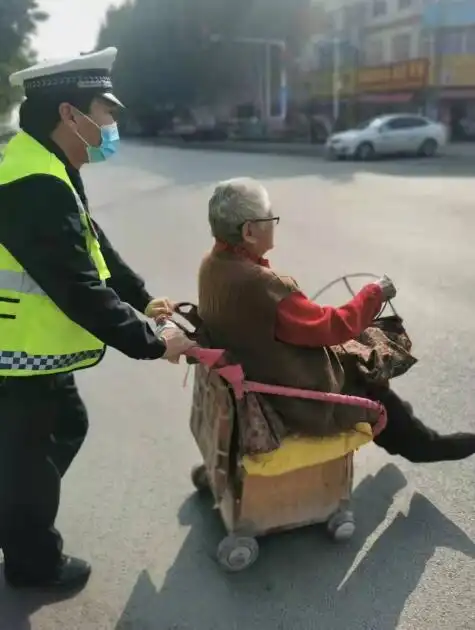 中牟交警"推扶"老人过马路,网友盛赞太暖心了!