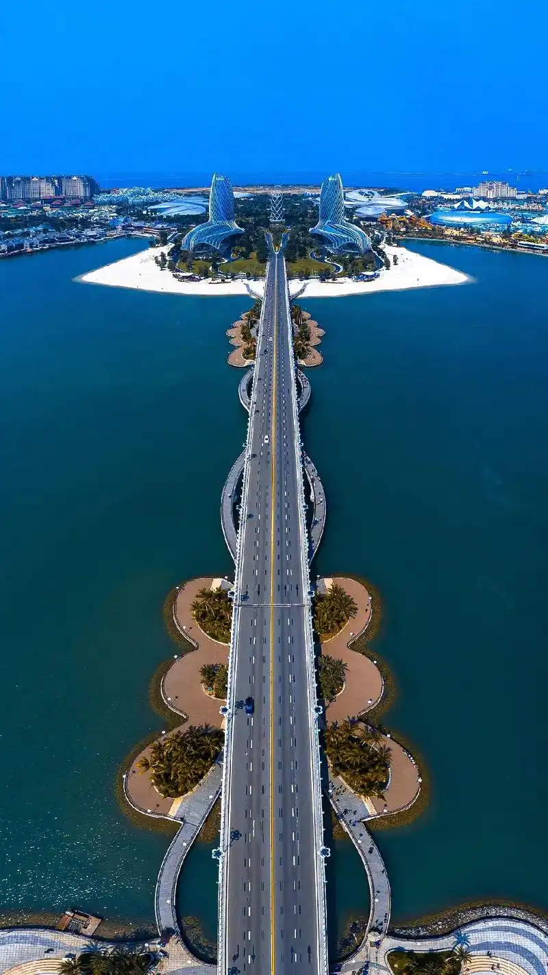 海花岛是一座人工岛,也是世界最大花型人工旅游岛,位于中国海南 - 抖