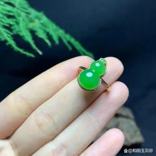 18k金镶嵌和田碧玉葫芦戒指
