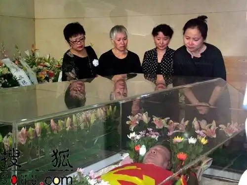 图文古月妻子向遗体告别