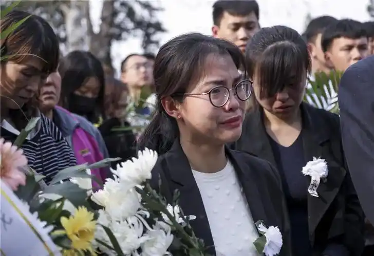 白发苍苍的老者,年轻的姑娘,尚在父母怀抱中的孩子.