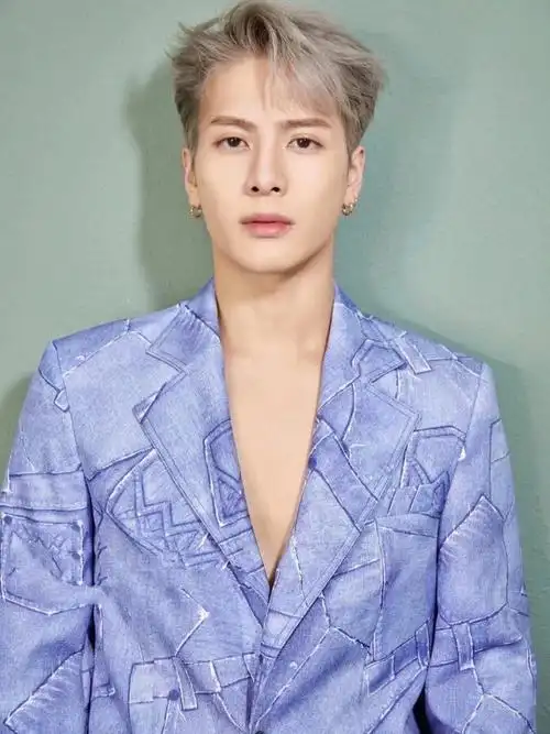 王嘉尔同款三七分发型