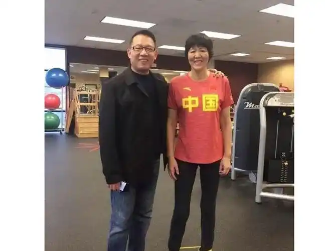 这是女排教练郎平和老公王育成的合影两人真的是才子佳人