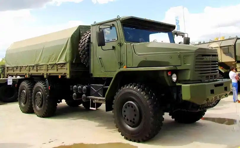 并且安装了防弹玻璃和防爆防弹装置,保留了俄罗斯军用卡车的粗犷外观
