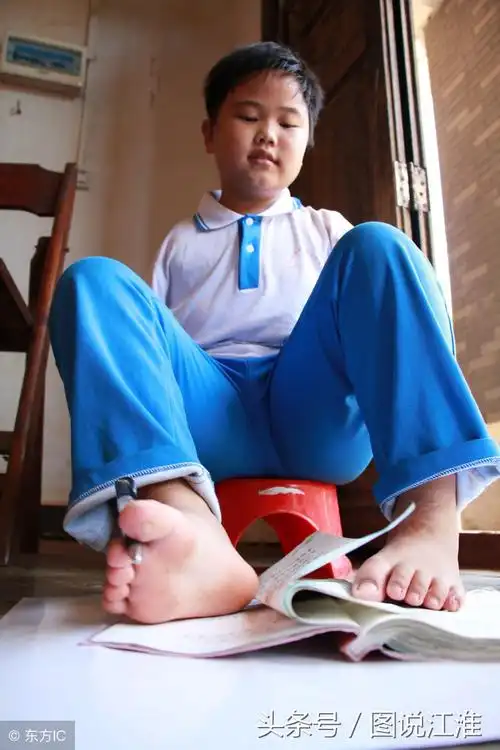 10岁无手女孩用脚夹勺子吃饭装假肢要80万爸妈每月收入2600元