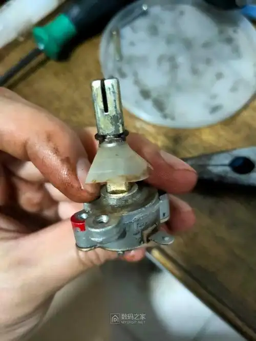 拆燃气灶旋钮开关,处理接触不良问题. - 拆机乐园 数码之家