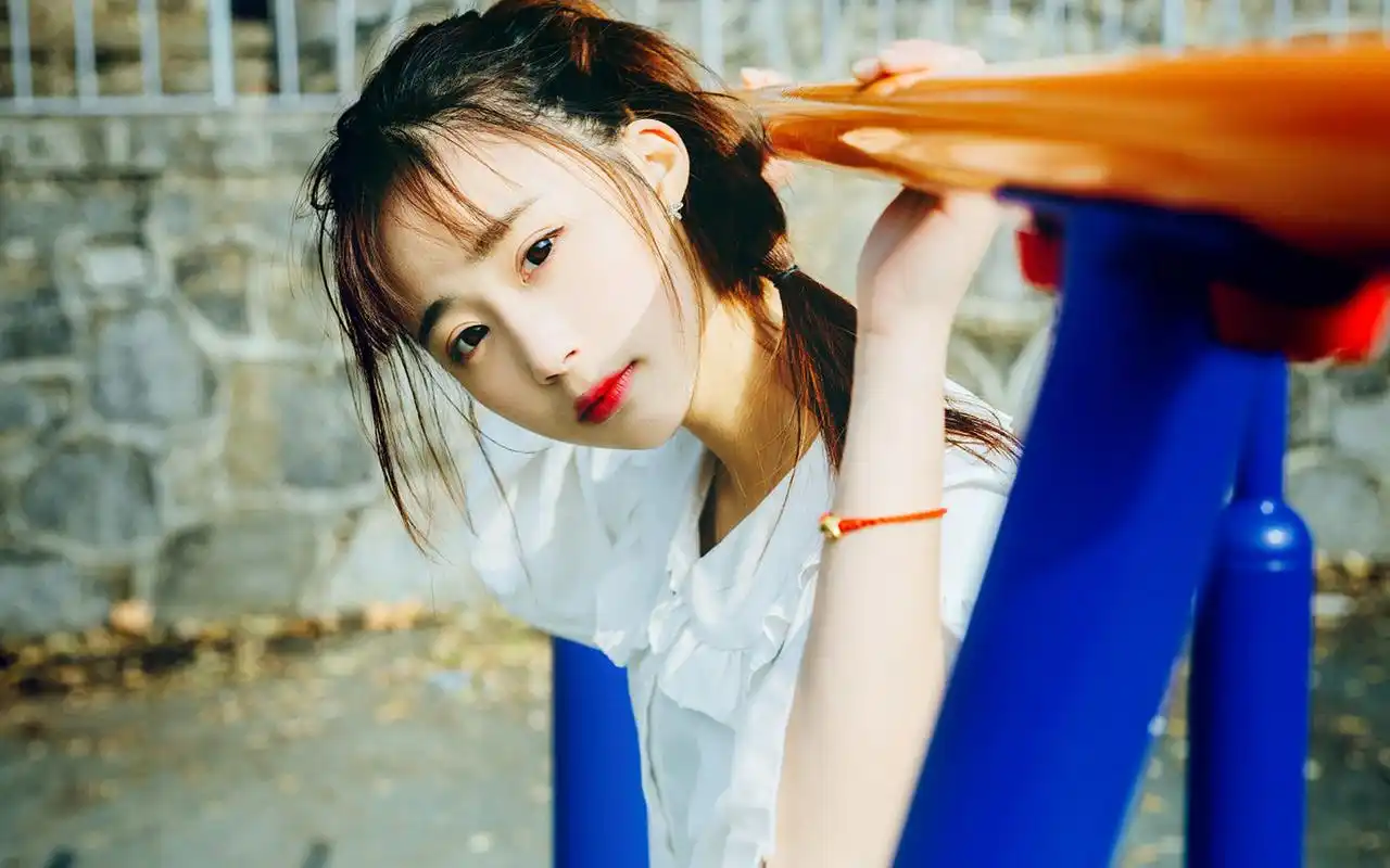 青春活力美少女治愈系写真图片桌面壁纸