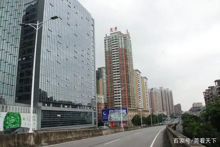 这是常平镇常马路边的高楼大厦,从这个角度看,是不是有点都市的味道?