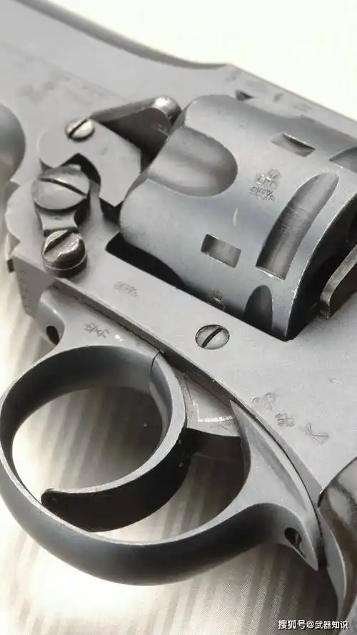 它是真正的转轮手枪 和左轮没有任何关系 是军警专用