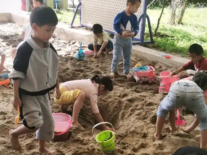 小沙池,大乐趣——大四班幼儿玩沙活动掠影