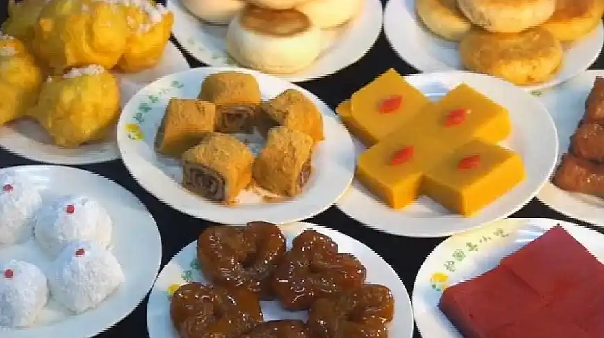 北京护国寺小吃:豌豆黄入口沙沙的口感很过瘾,吃完还想吃!