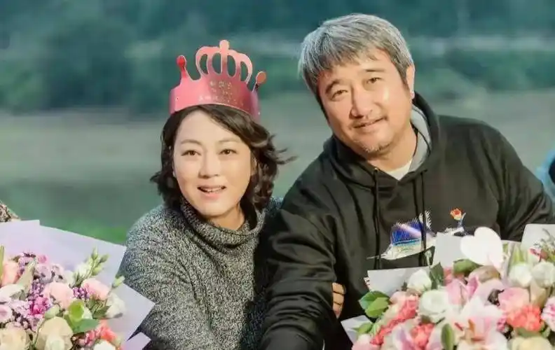 王茜华情断抠门前夫,二婚倒追导演,43岁大龄生子收获美满幸福_周京