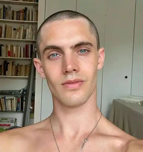 james bayer(爱德华·詹姆斯·拜耳)剃掉了头发,成为了一名寸头男孩