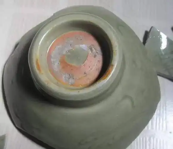 图片4,明代龙泉窑碗底足上的"火石红"