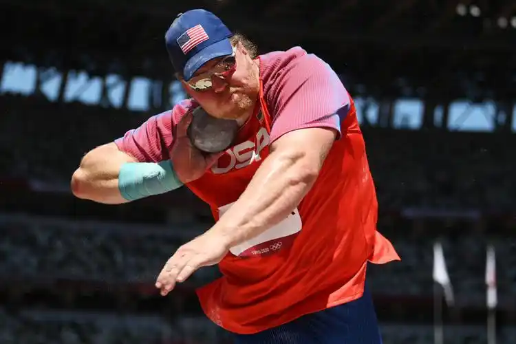 铅球之王瑞安克鲁瑟三破奥运铅球纪录用金牌纪念祖父