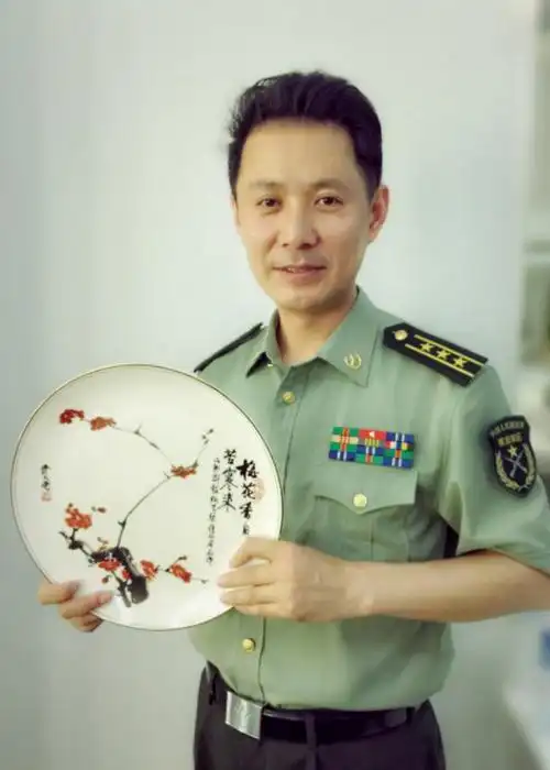 这位自主择业的文工团副团长退役后把红色故事送进学校和军营