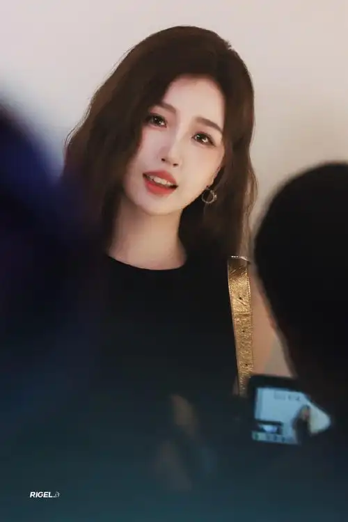 虞书欣薄纱露背连衣裙##纪梵希品牌大使虞书欣##虞书欣的靴子好大