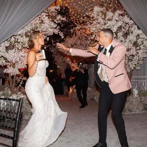 里弗斯女儿和小库里结婚76人队主教练里弗斯,其女儿卡莉·里弗斯身材