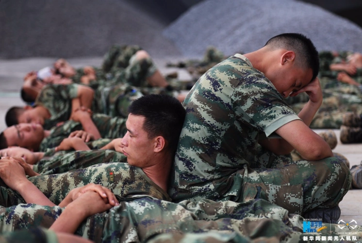 航拍:抢险一线席地休整的武警官兵