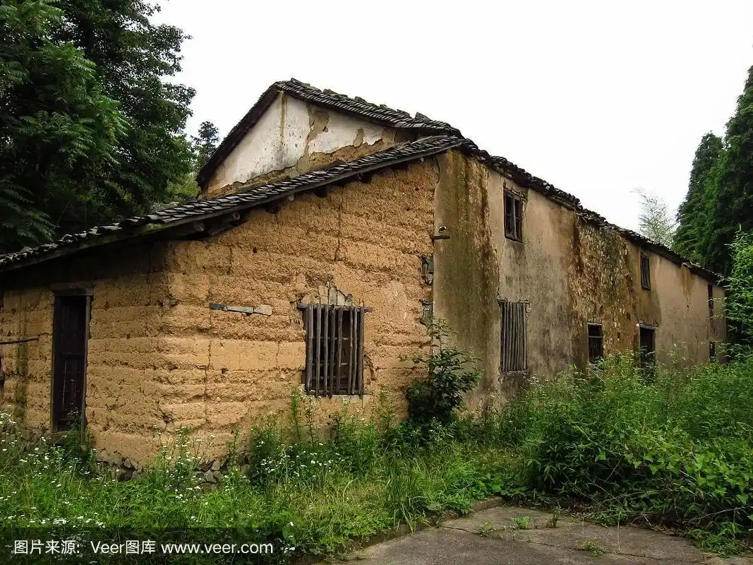 山区的破旧老式房屋