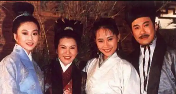 1991年江明,叶童,尹宝莲以及"法海"乾德门一起出演《碧海情天》,该剧