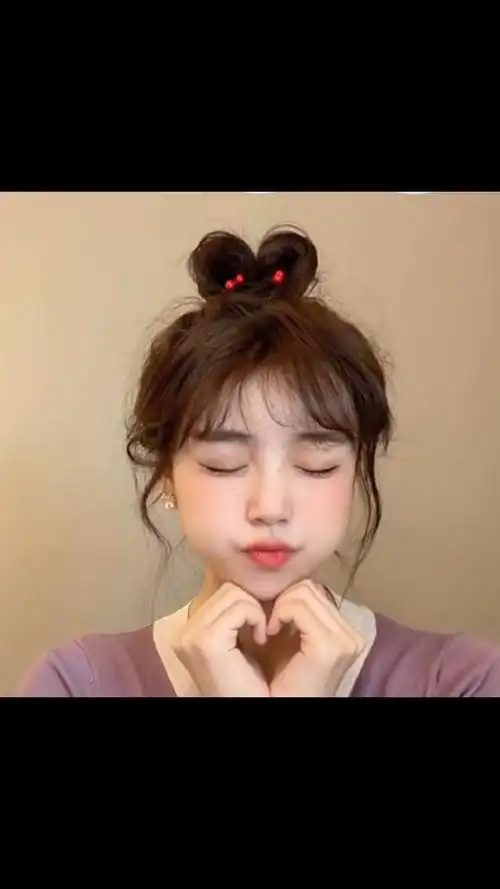 乐嫣的爱心小揪揪get到啦,简易版爱心丸子头扎出来出奇的可爱甜美