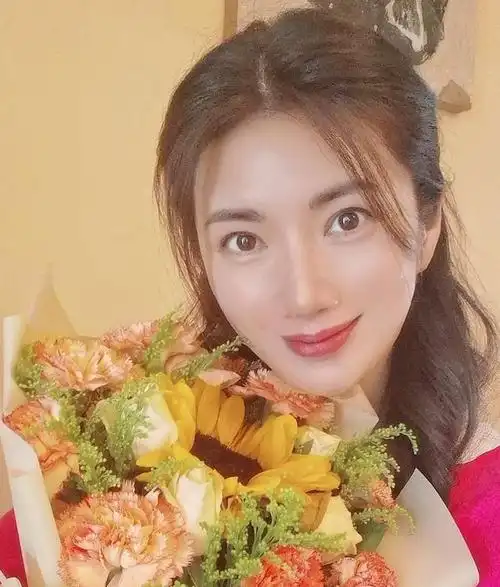 苑冉44岁,她仍在演艺圈奋力追逐她的演艺梦想,至于她将来能够在演员