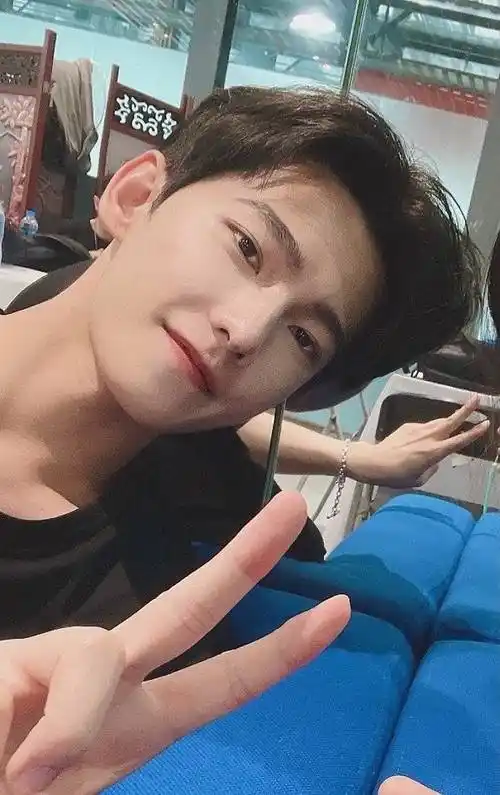 八月的最后一天,大帅哥杨洋自拍营业~素颜状态也太嫩了