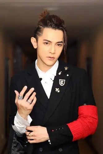 汪东城19年新造型盘点破洞裤下线穿西装戴红袖套居然那么帅