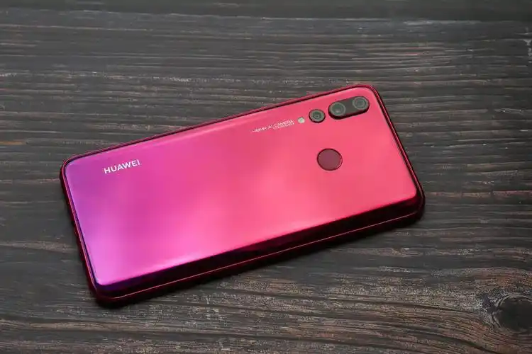 华为nova4上手图赏:后置4800万三摄 屏幕盲孔方案