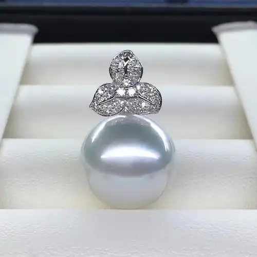 1415mm澳白珍珠吊坠18k金镶钻石