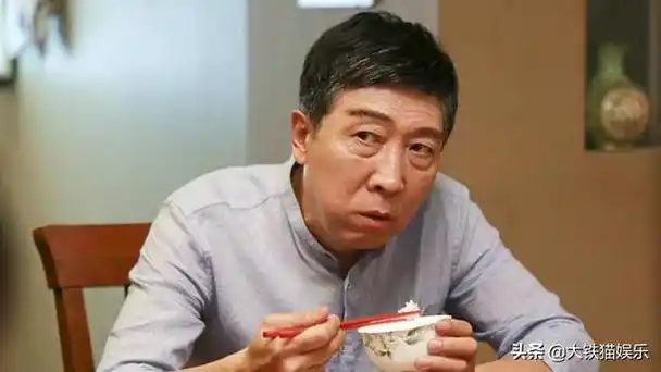 娱乐圈里有一些男演员拥有两道闪亮的大眼袋,以至于成为他们的标志.