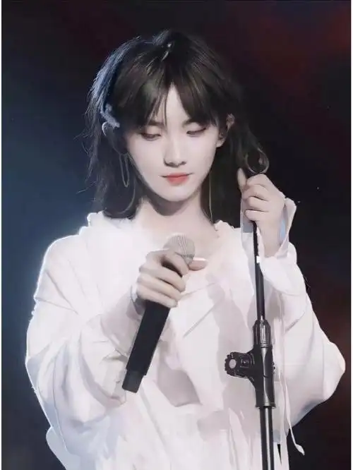 来欣赏马哥女装的照片吧