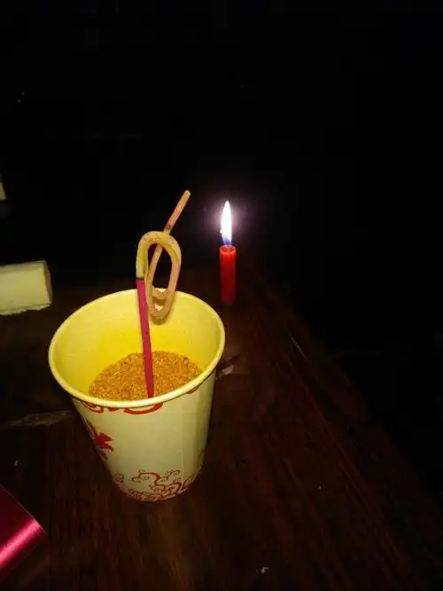 一跟香没有掉香灰,乱成6字形状,这是什么寓意