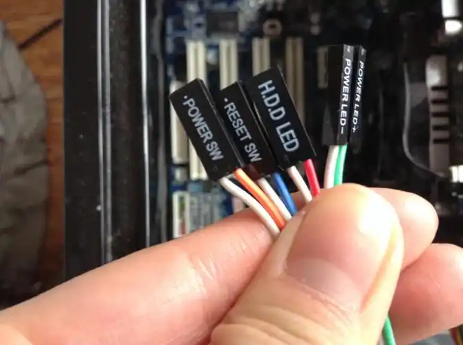 电脑的启动连接线要怎么插在主板上?有图