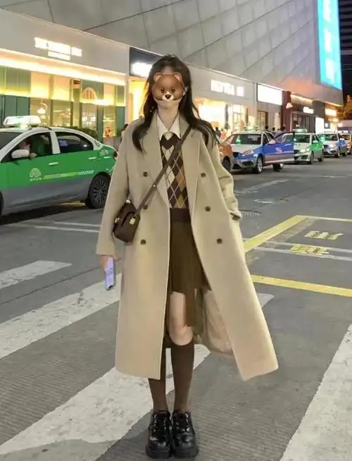 今年火了一种搭配叫:"大衣 裙子",显高显瘦,太适合30 女人