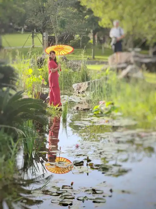 人像倒影摄于温州杨府山