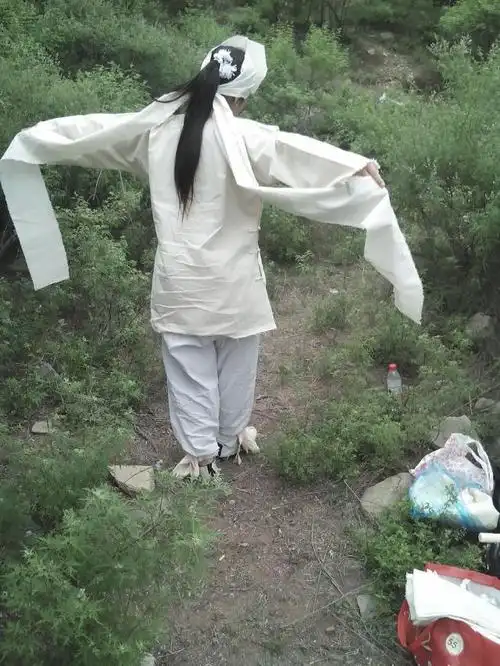 在农村,如果亲人去世了,那么后辈是需要戴孝的,戴孝的人就称为孝子